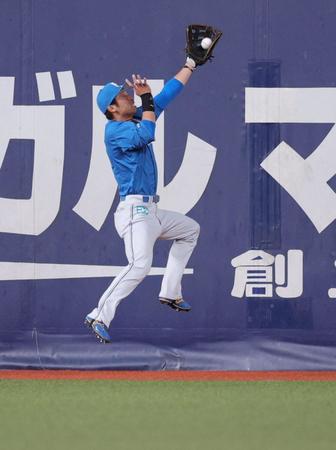 　１回、杉本の打球を好捕する江越（撮影・坂部計介）