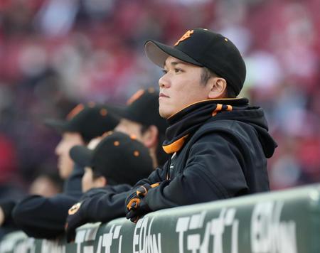 　スタメンから外れ、ベンチで戦況を見る坂本