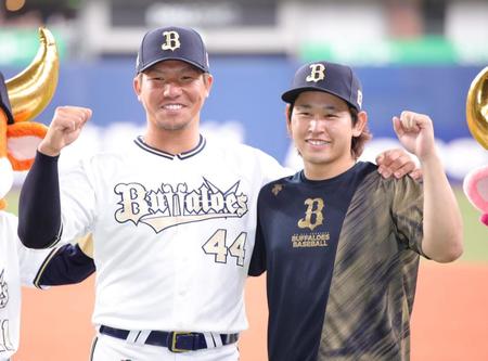 　ポーズを決める投打のヒーロー、頓宮（左）と宮城（撮影・坂部計介）