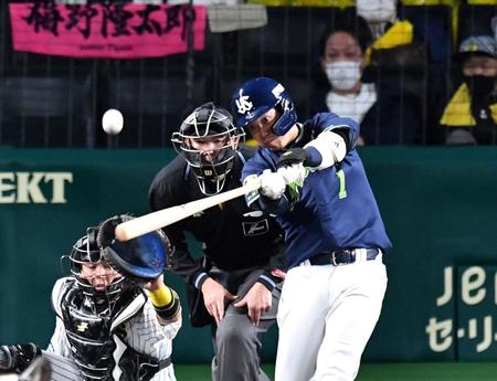 　８回、中越えに勝ち越し２ランを放つ山田（撮影・中田匡峻）