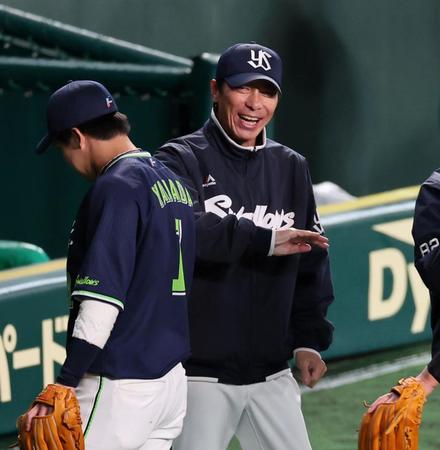 　阪神に勝利し、山田を笑顔で迎える高津監督（右）＝撮影・山口登