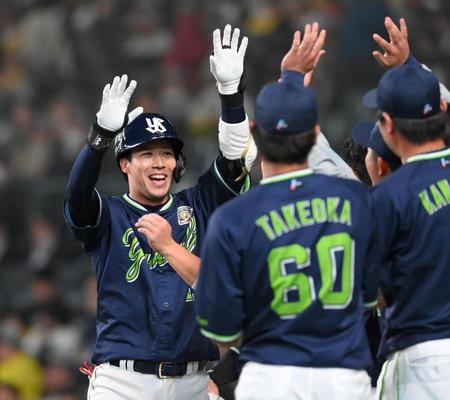 　８回、勝ち越し２ランを放ち、ナインとタッチを交わす山田（左）＝撮影・高部洋祐