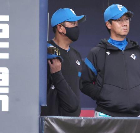 　宮城の前に５回までノーヒットの惨状、ベンチの新庄監督は顔を覆う（撮影・坂部計介）