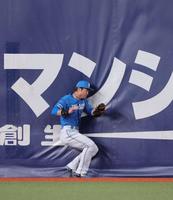 　１回、杉本の打球を好捕する江越（撮影・坂部計介）