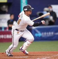 　５回、頓宮は右前にタイムリーを放つ（撮影・坂部計介）