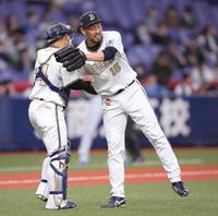 　最後を締めた平野（右）は森と抱き合い喜ぶ（撮影・坂部計介）