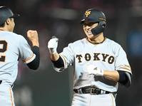 　７回、右前へ安打を放ち笑顔を見せる長野（撮影・田中太一）