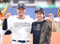 　ポーズを決める投打のヒーロー、頓宮（左）と宮城（撮影・坂部計介）