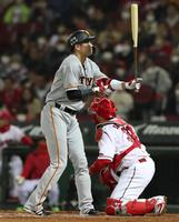 　９回、代打で出場し、四球を選ぶ坂本