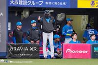 　９回、選手交代を告げる新庄監督（左から３人目）