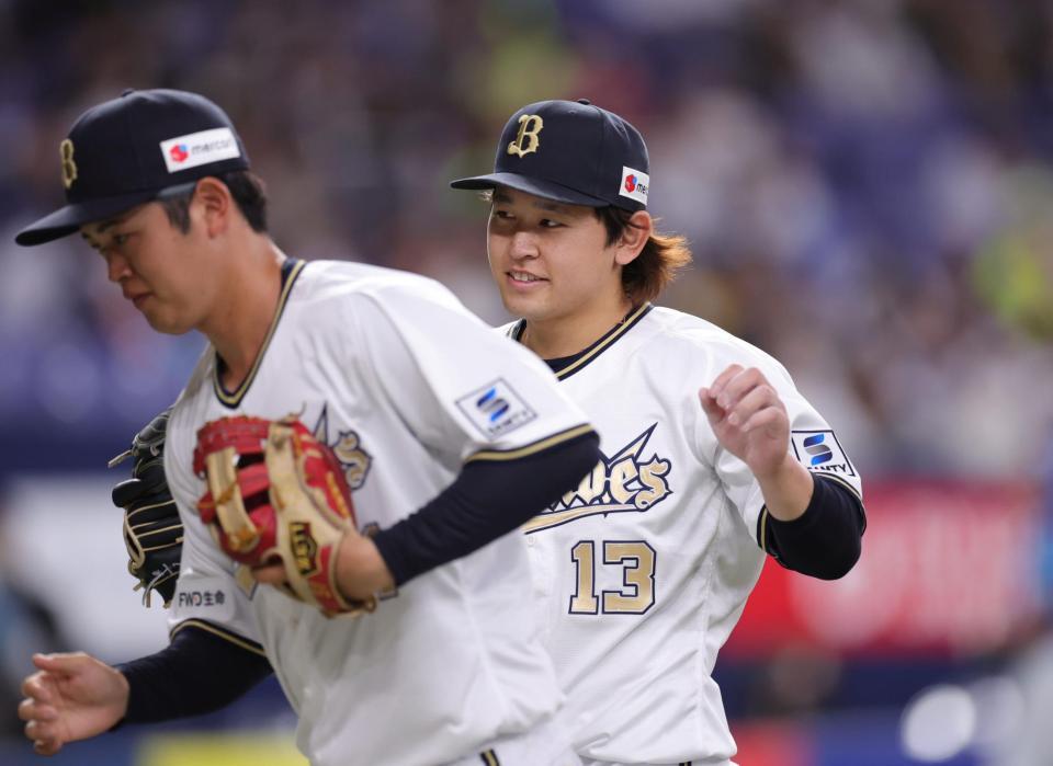 　６回を投げ終え、笑顔でベンチに戻る宮城（撮影・坂部計介）