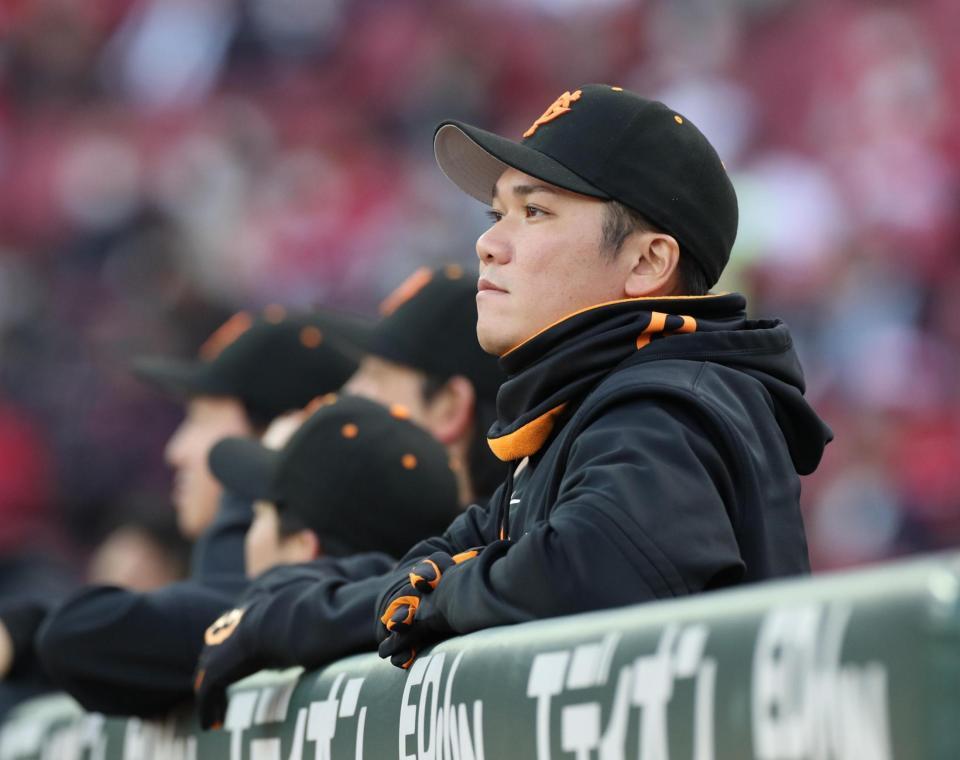 　スタメンから外れ、ベンチで戦況を見る坂本