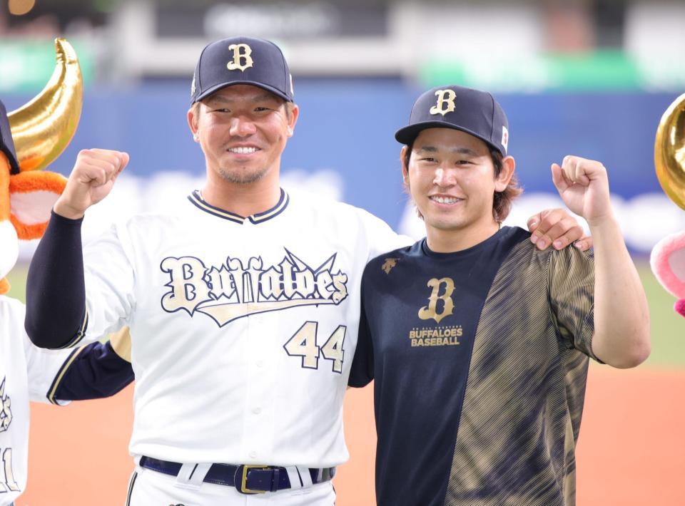 　ポーズを決める投打のヒーロー、頓宮（左）と宮城（撮影・坂部計介）