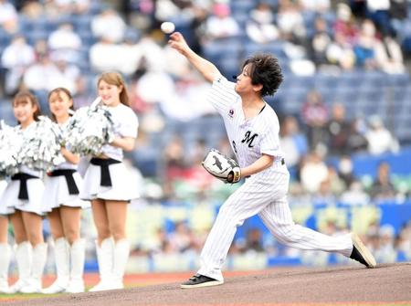 始球式を務めるぺこぱの松陰寺太勇（撮影・開出牧）