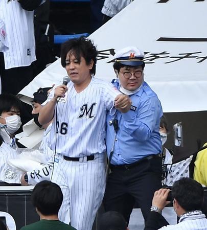 ライトスタンドでいつまでもパフォーマンスをしていたためガードマンに強引に連れ出される？ぺこぱの松陰寺太勇（撮影・開出牧）