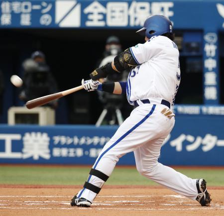 　６回ＤｅＮＡ無死、宮崎が左越えに勝ち越し本塁打を放つ＝横浜