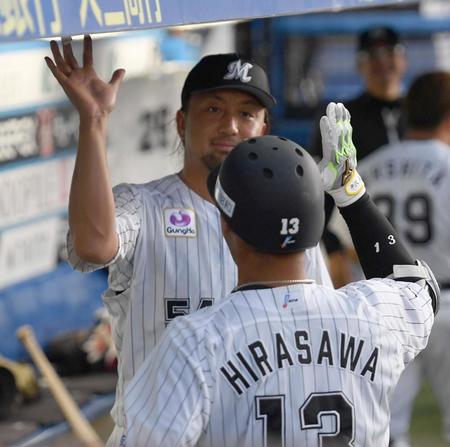 逆転２ランを放った平沢（手前）とベンチでタッチを交わす沢村（撮影・開出牧）