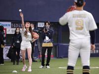 試合前、野口（右）とキャッチボールをするＮＭＢ４８・原かれん（撮影・坂部計介）