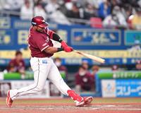 　８回、逆転の左越え３ランを放つフランコ（撮影・開出牧）