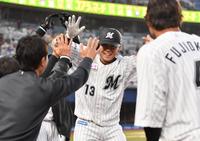 　８回、逆転の右越え２ランを放ちナインとタッチを交わす平沢（撮影・開出牧）