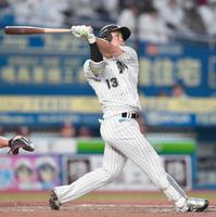 　８回、逆転の右越え２ランを放つ平沢（撮影・開出牧）