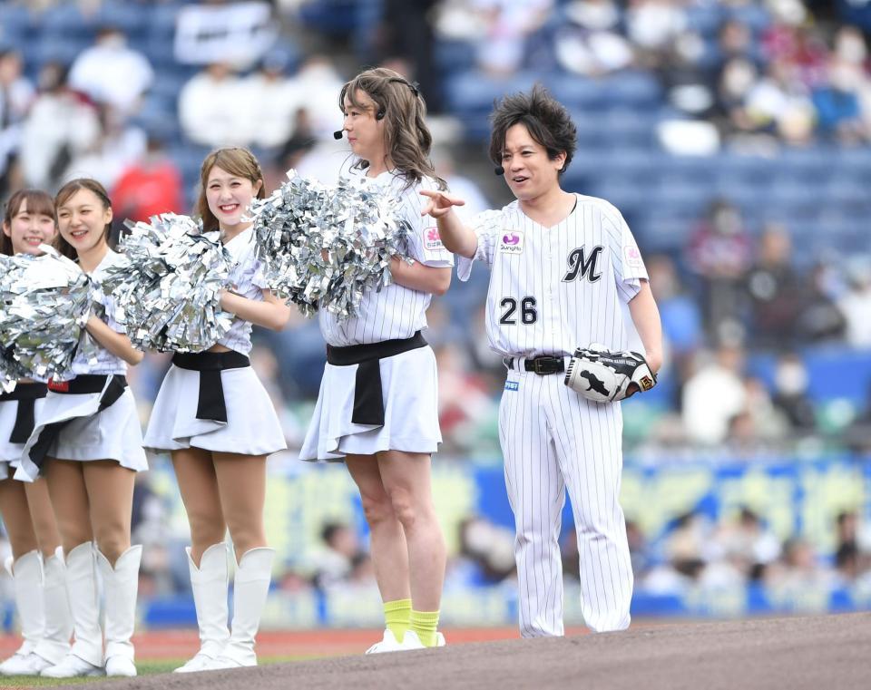 始球式に登場しスタンドを沸かせるぺこぱの松陰寺太勇（右）とロッテの公式チア・パフォーマーチーム「Ｍ☆Ｓｐｌａｓｈ！！」に扮したシュウペイ（右から２人目）＝撮影・開出牧