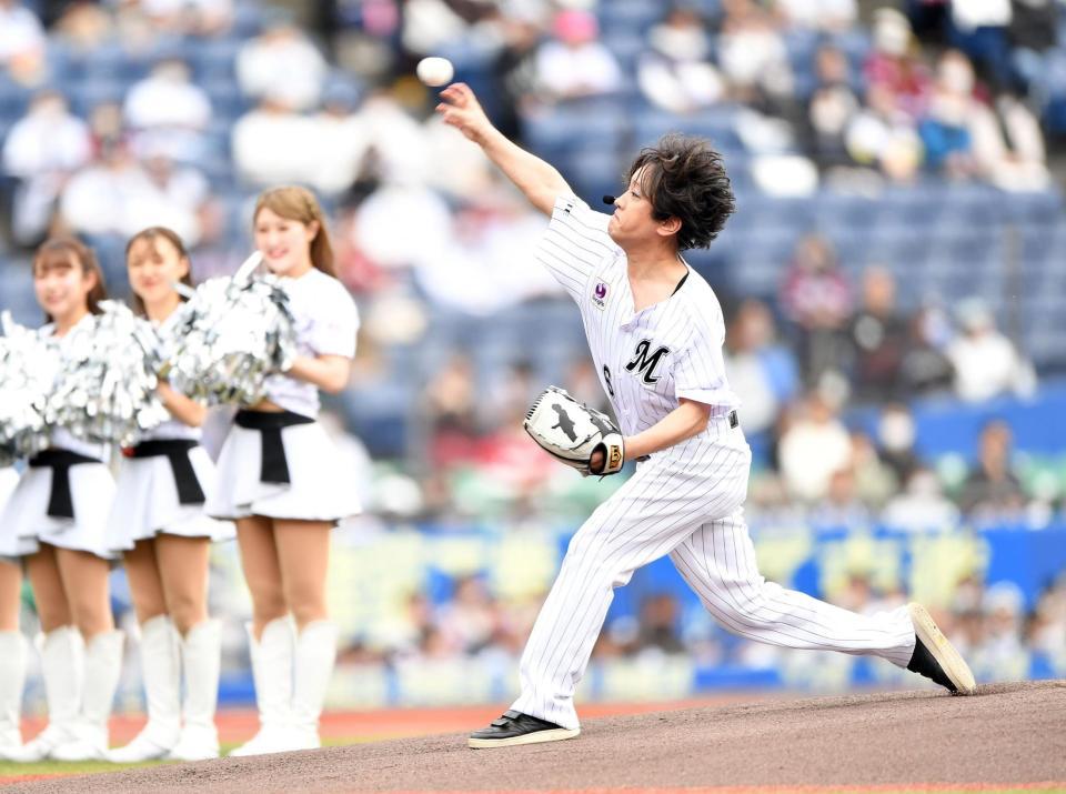 始球式を務めるぺこぱの松陰寺太勇（撮影・開出牧）