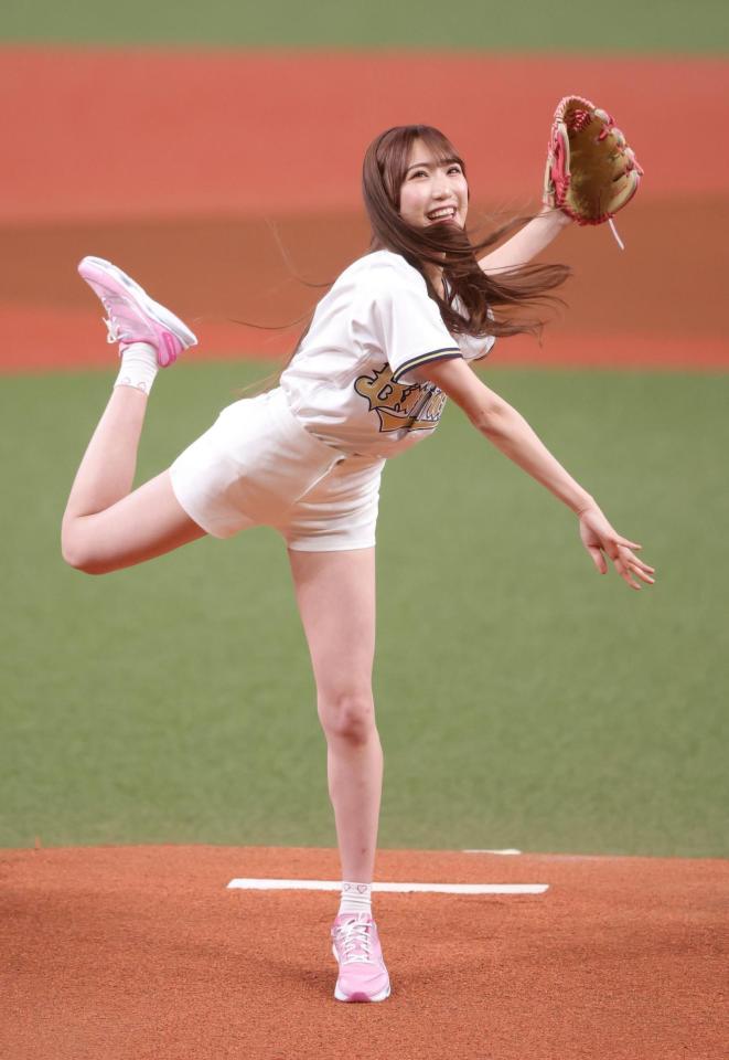 始球式を務めたＮＭＢ４８・原かれん（撮影・坂部計介）