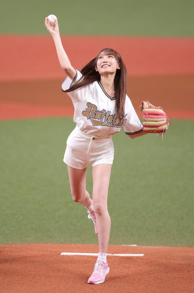 始球式を務めたＮＭＢ４８・原かれん（撮影・坂部計介）