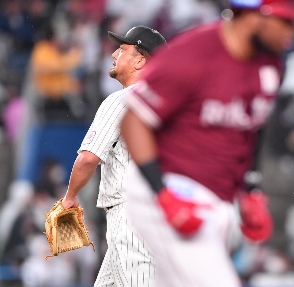 ８回、フランコ（手前）に逆転の左越え３ランを打たれ悔しがるロッテ・沢村（撮影・開出牧）