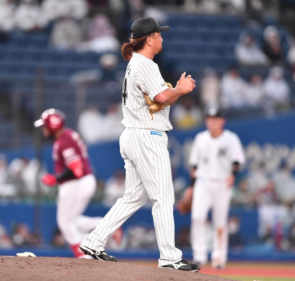 　８回、フランコ（後方）に逆転の左越え３ランを打たれた沢村（撮影・開出牧）