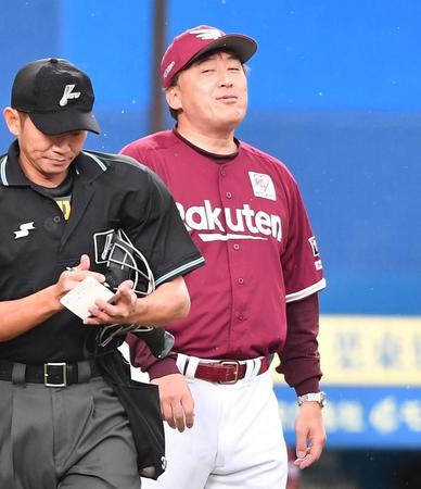 　６回、投手交代を告げた石井監督（撮影・開出牧）