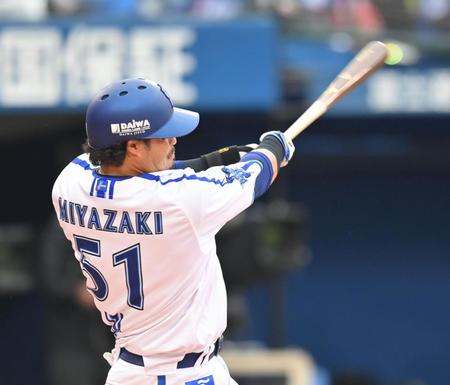 　６回、左越えソロを放つ宮崎（撮影・西岡正）