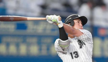 　８回、逆転２ランを放つ平沢（撮影・開出牧）