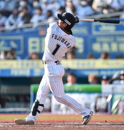 　７回、右越え２ランを放つ藤原（撮影・開出牧）