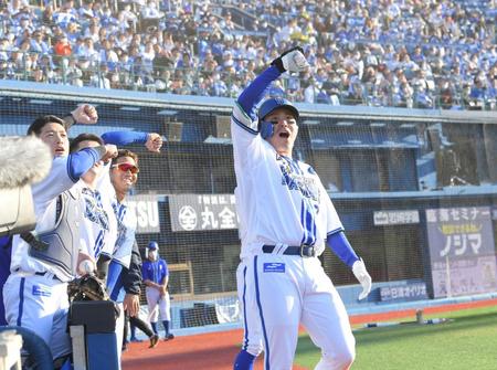 　８回、佐野は右越えに１号ソロを放つ（撮影・佐藤厚）