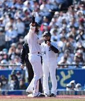 　２回、右前適時打を放ちポーズを決める安田（撮影・開出牧）