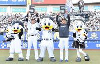 　ライトスタンドのファンをバックに５連勝の「５」を掲げる安田（左）と種市（撮影・開出牧）