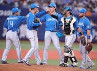 　オリックスに連勝し、喜ぶ日本ハムナイン（撮影・坂部計介）