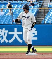 　勝ち越しとなる２点適時二塁打を放ち、ベンチに向かってガッツポーズをする明大・菅原謙伸