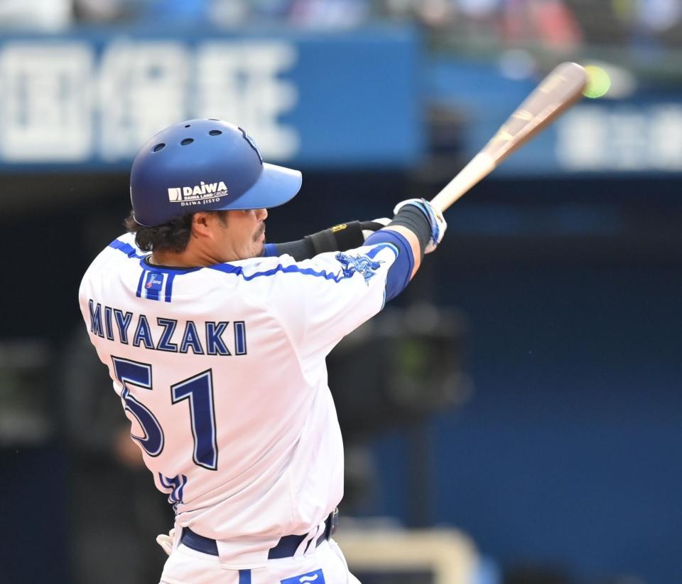 　６回、左越えソロを放つ宮崎（撮影・西岡正）