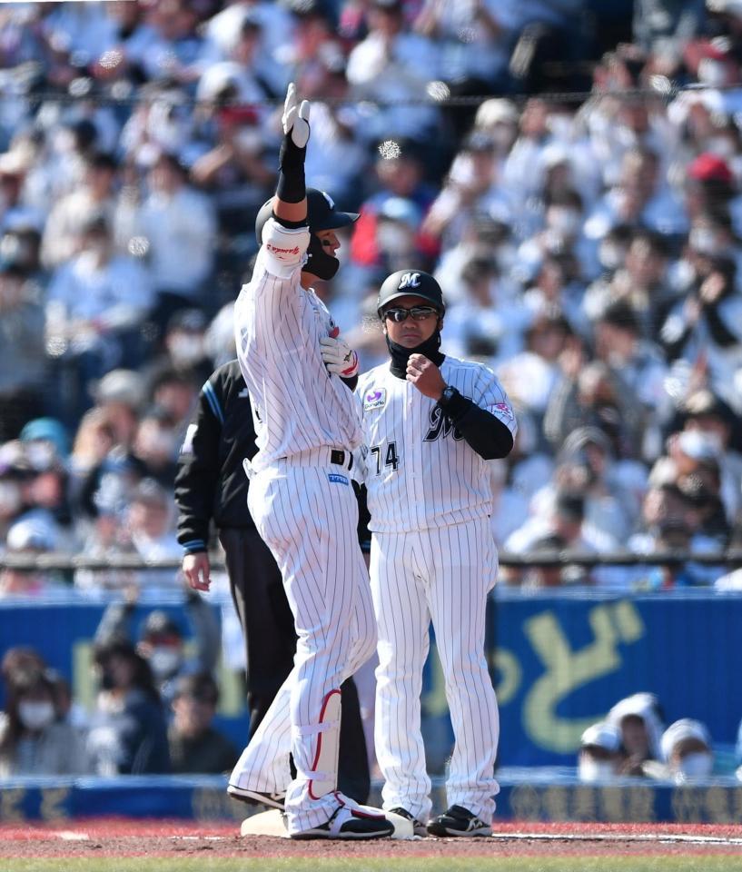 　２回、右前適時打を放ちポーズを決める安田（撮影・開出牧）