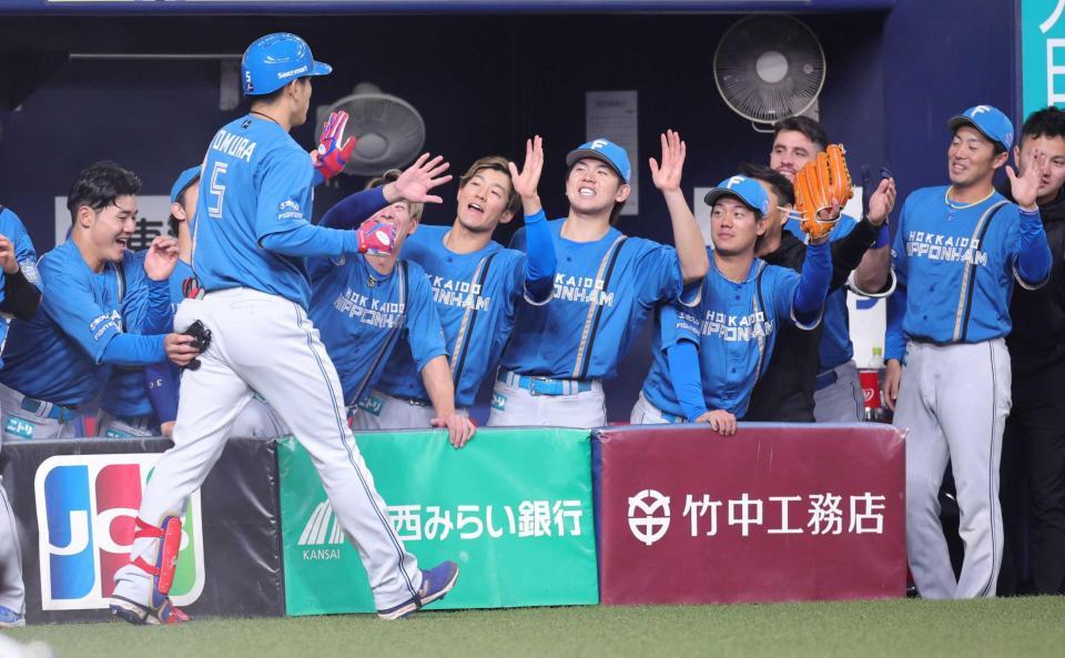 　１回、清宮（左端）に続き野村も本塁打を放ち、ベンチでナインに迎えられる（撮影・坂部計介）