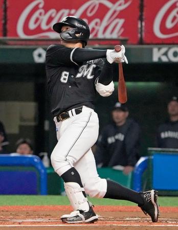 　１回、中村奨が左越え先制２ランを放つ