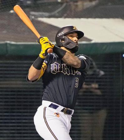 　３回、ゴンザレスが右越えに先制２ランを放つ