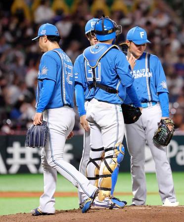 　３回途中で降板する、先発の池田（左）