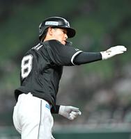 　１回、左越えに先制２ランを放った中村奨