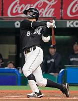 　１回、中村奨が左越え先制２ランを放つ