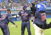 　１回、２号先制２ランを放ち、つば九郎（右）に迎えられる村上（中央）＝撮影・佐藤厚