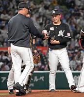 　５回途中、吉井監督（左）にボールを渡し降板する美馬